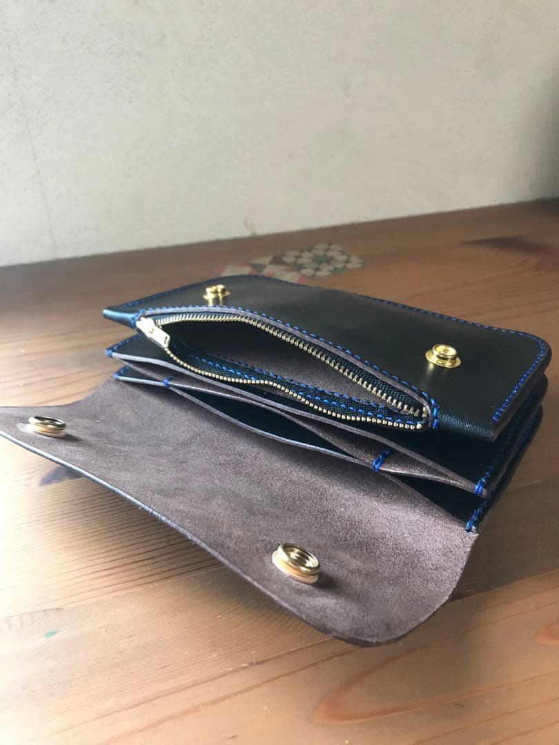 レザー　ハンドメイド　トラッカーウォレット　ブラック　(ブルー・糸)